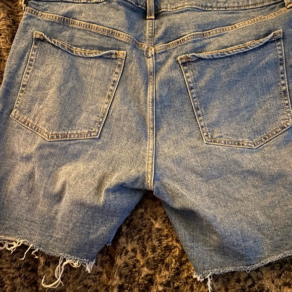 ON 18 High Rise Short - Picture 3 of 3